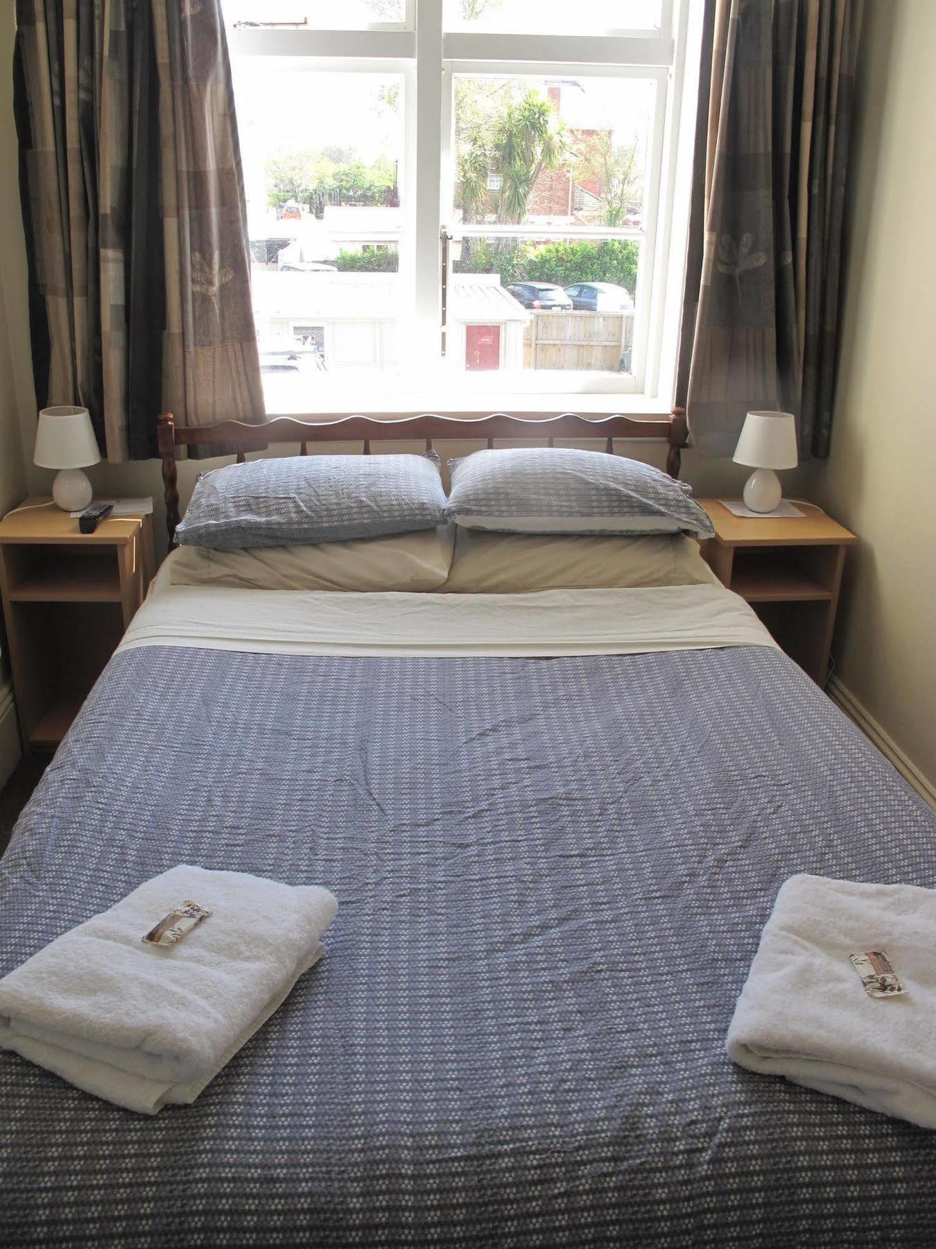 Dorset House Backpackers Hostel Крайстчърч Екстериор снимка
