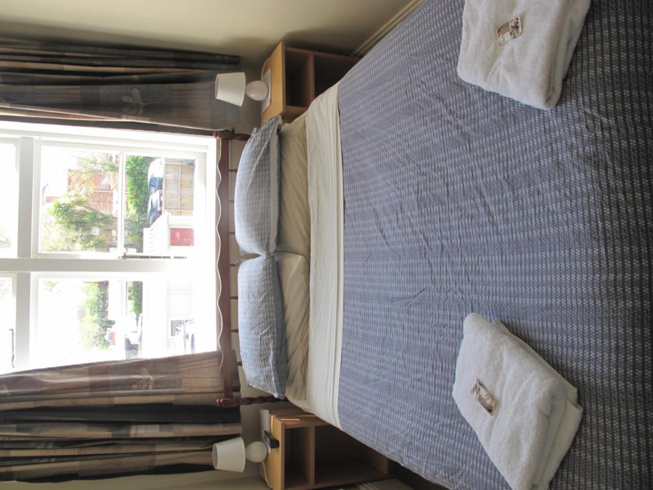 Dorset House Backpackers Hostel Крайстчърч Екстериор снимка
